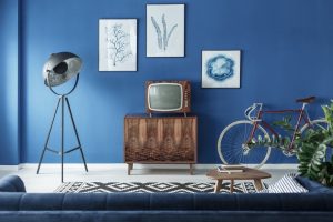 Vintage tv cykel och retro lampa i modernt vardagsrum